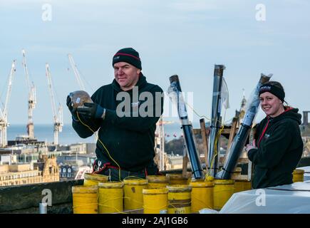 Titan Feuerwerke pyrotechnikers Mitarbeiter bereiten Feuerwerk für Silvester Hogmanay Feuerwerk ins Neue Jahr Anzeige, Schloss Edinburgh, Schottland, Großbritannien Stockfoto