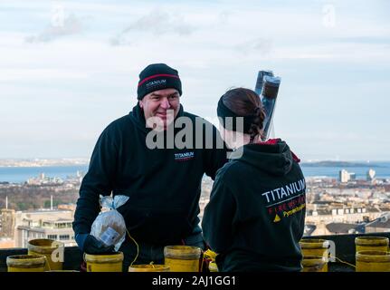 Titan Feuerwerke pyrotechnikers Mitarbeiter bereiten Feuerwerk für Silvester Hogmanay Feuerwerk ins Neue Jahr Anzeige, Schloss Edinburgh, Schottland, Großbritannien Stockfoto