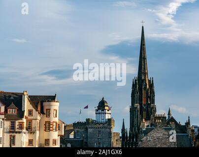 Aussicht auf die Dächer, die Nabe Spire & Camera Obscura Dome, Castlehill, Royal Mile, Edinburgh, Schottland, Großbritannien Stockfoto