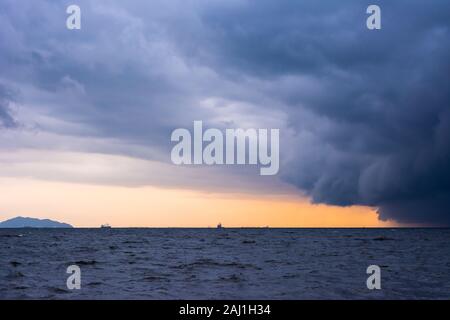 Approaching Storm Wolke mit Regen über das Meer. Stockfoto