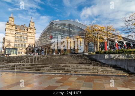 Vorderansicht des Liverpool Lime Street Bahnhof im Stadtzentrum von Liverpool Stockfoto