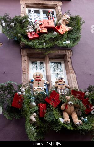 Altes Haus mit Fenstern in Weihnachtsschmuck abgedeckt, Riquewihr, Elsass, Frankreich, Europa Stockfoto