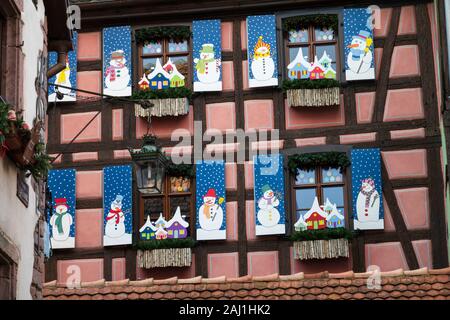Fachwerkhaus mit Fenstern in Weihnachtsschmuck abgedeckt Stockfoto