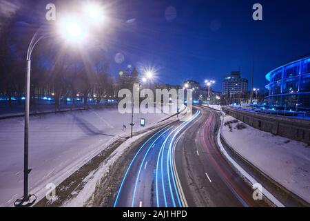 Winter Autobahn bei Nacht glänzte mit Lampen Stockfoto