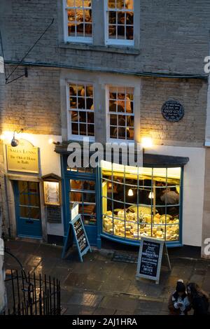 Historische essen Sally Lunn Haus und Museum abends beleuchtet, Badewanne, Somerset, England, Vereinigtes Königreich, Europa Stockfoto