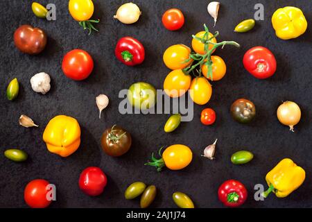 Sortiment von bunten frisches Gemüse auf schwarzem Hintergrund. Flach, Ansicht von oben. Stockfoto