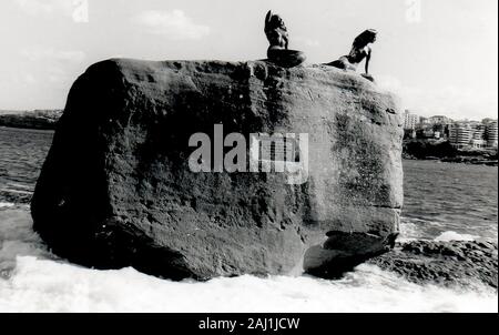 Juli 1971 - Mermaid rock, Bondi Beach, Australien, (wenn die Nixen waren noch intakt). Der Rock (235 Tonnen) selbst war angeblich an Land während eines Sturms am 15. Juli 1912 gewaschen. Die Nixen wurden geschaffen von Bildhauer Lyall Randolph (3. April 1960 installiert) wurden nach dem Vorbild der Zwei lokale Frauen Jan Carmody, (Miss Australien Surfen 1959) und Lynette Whillier, (Meister Schwimmer und Runner-up in der gleichen Wettbewerb.). Lynette war zum Meer 1974 verloren, das andere mit einem Arm fehlt wurde 1976 entfernt und befindet sich in der Waverley Bibliothek erhalten. Beide waren aus Bronze farbigen Fiberglas. Stockfoto