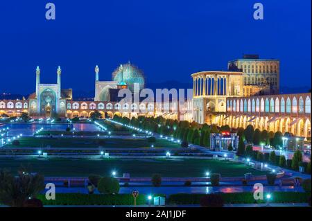 Masjed-e Imam Moschee und Ali Qapu Palast, Maydam-e Iman Platz bei Sonnenaufgang, Esfahan, Iran Stockfoto