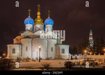 Winter Abend im Kasaner Kreml. Verkündigung Kathedrale und Soyembika Tower bei Nacht leuchtet. Kasan, Tatarstan, Russland Stockfoto