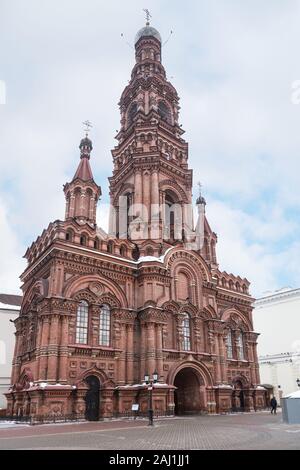 Glockenturm der Epiphanie Kathedrale auf Bauman Street in Kasan. Schönen hohen Glockenturm aus rotem Backstein ist eine der wichtigsten Sehenswürdigkeiten der Stadt. Kazan, Tatarst Stockfoto