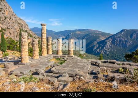 Griechenland. Delphi. Antike Ruinen auf einem Hintergrund von Sunny Berge Stockfoto