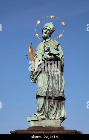 Statue des Heiligen Johannes Nepomuk, Karlsbrücke, Prag, Böhmen, Tschechien, Europa Stockfoto