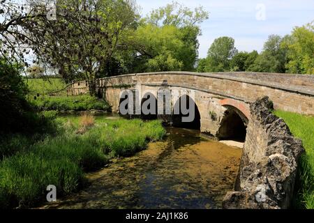 Steinerne Brücke über den Fluss Welland, duddington Dorf, Northamptonshire, England, Großbritannien Stockfoto