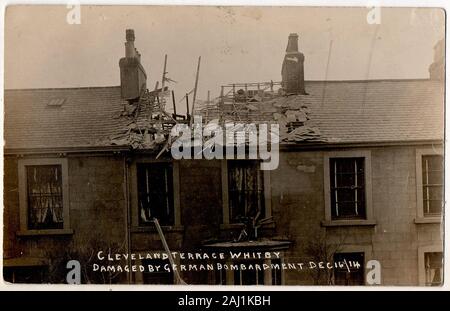 Ein Weltkrieg eine Postkarte zeigt ein Haus in Cleveland Terrasse, Whitby, North Yorkshire, Großbritannien, nach der Bombardierung der Stadt am 16. Dezember 1914, die deutschen Schlachtschiffe Derfllinger und Von der Tann. Scarborough und Hartlepool waren auch in der gleichen angegriffen werden. Stockfoto