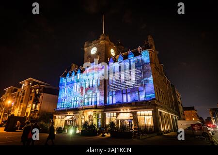 Edinburgh, Großbritannien. Mi 1. Januar 2020. Die Premiere von "Nachricht vom Himmel: Küstenlinien", eine Sammlung von Briefen nach Schottland zu unseren Beziehungen mit unseren Meeren, Gewässer und Küsten und unsere maritime Erbe widerspiegelt. Diese Projektion ist "das Meer", der findet auf der Malmaison Hotel in Leith und Funktionen der Schriftsteller Irvine Welsh, Musik von Steve Mac, artist Norman Harman und Projektionen durch doppelte Projektionen. In "Das Meer", Irvine Welsh erzählt bestimmten Lektionen und Inspirationen, die er erhielt, als Junge von einem sehr gut reiste Sailor er aufwachsen in Leith. Stockfoto