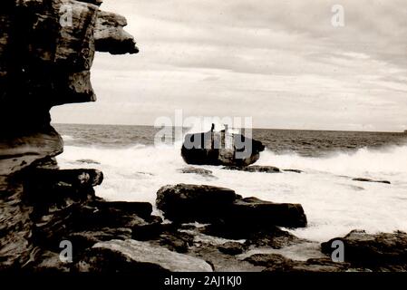 Juli 1971 - Mermaid rock, Bondi Beach, Australien, (wenn die Nixen waren noch intakt). Der Rock (235 Tonnen) selbst war angeblich an Land während eines Sturms am 15. Juli 1912 gewaschen. Die Nixen wurden geschaffen von Bildhauer Lyall Randolph (3. April 1960 installiert) wurden nach dem Vorbild der Zwei lokale Frauen Jan Carmody, (Miss Australien Surfen 1959) und Lynette Whillier, (Meister Schwimmer und Runner-up in der gleichen Wettbewerb.). Lynette war zum Meer 1974 verloren, das andere mit einem Arm fehlt wurde 1976 entfernt und befindet sich in der Waverley Bibliothek erhalten. Beide waren aus Bronze farbigen Fiberglas. Stockfoto