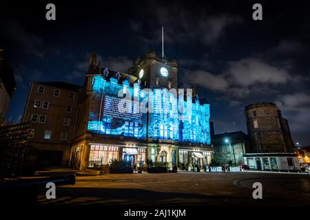 Edinburgh, Großbritannien. Mi 1. Januar 2020. Die Premiere von "Nachricht vom Himmel: Küstenlinien", eine Sammlung von Briefen nach Schottland zu unseren Beziehungen mit unseren Meeren, Gewässer und Küsten und unsere maritime Erbe widerspiegelt. Diese Projektion ist "das Meer", der findet auf der Malmaison Hotel in Leith und Funktionen der Schriftsteller Irvine Welsh, Musik von Steve Mac, artist Norman Harman und Projektionen durch doppelte Projektionen. In "Das Meer", Irvine Welsh erzählt bestimmten Lektionen und Inspirationen, die er erhielt, als Junge von einem sehr gut reiste Sailor er aufwachsen in Leith. Stockfoto