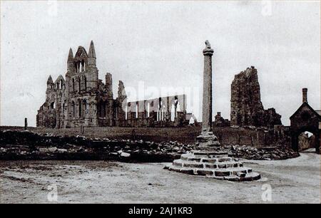 Eine historische, ca. 1905 Foto von Whitby Abbey (bevor die hohe Mauer war um ihn herum gebaut, die die gewölbten Eingang zu Whitby Abbey House (Halle), seinen Hof und die Abtei plain Kreuz. Stockfoto