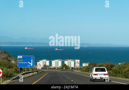 Mossel Bay, Western Cape, Südafrika. Dezember 2019. Die Autobahn N2 nähert sich Mossel Bay und den Indischen Ozean. Ausfahrt für hartenbos Stadt am Strand.. Stockfoto