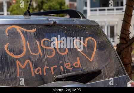Südafrika. Dezember 2019. Just married Schild mit einem Herz auf die Heckscheibe eines Autos lackiert. Stockfoto