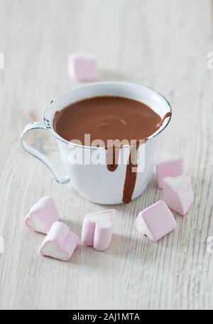 Heiße Schokolade und Herzförmigen Marshmallow auf hölzernen Tisch Stockfoto