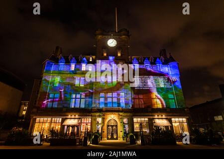 Edinburgh, Großbritannien. Mi 1. Januar 2020. Die Premiere von "Nachricht vom Himmel: Küstenlinien", eine Sammlung von Briefen nach Schottland zu unseren Beziehungen mit unseren Meeren, Gewässer und Küsten und unsere maritime Erbe widerspiegelt. Diese Projektion ist "das Meer", der findet auf der Malmaison Hotel in Leith und Funktionen der Schriftsteller Irvine Welsh, Musik von Steve Mac, artist Norman Harman und Projektionen durch doppelte Projektionen. In "Das Meer", Irvine Welsh erzählt bestimmten Lektionen und Inspirationen, die er erhielt, als Junge von einem sehr gut reiste Sailor er aufwachsen in Leith. Stockfoto