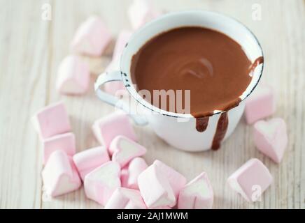 Heiße Schokolade und Herzförmigen Marshmallow auf hölzernen Tisch Stockfoto