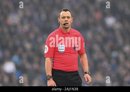 1. Januar 2020, American Express Gemeinschaft Stadium, Brighton und Hove, England; Premier League, Brighton und Hove Albion v Chelsea: Schiedsrichter, Stuart Attwell Credit: Phil Westlake/News Bilder Stockfoto