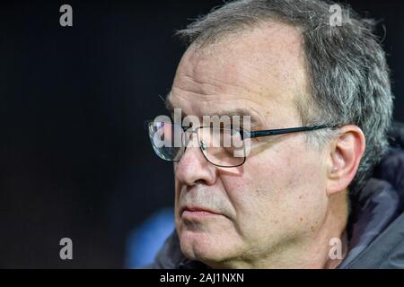 1. Januar 2020 wird der Weißdorn, West Bromwich, England; Sky Bet Meisterschaft, West Bromwich Albion v Leeds United: Leeds United Trainer Marcelo Bielsa blickt in die Menge: Simon Whitehead/News Bilder Stockfoto