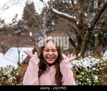 Junge tween Mädchen Spaß im Schnee Stockfoto