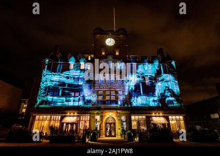 Edinburgh, Großbritannien. Mi 1. Januar 2020. Die Premiere von "Nachricht vom Himmel: Küstenlinien", eine Sammlung von Briefen nach Schottland zu unseren Beziehungen mit unseren Meeren, Gewässer und Küsten und unsere maritime Erbe widerspiegelt. Diese Projektion ist "das Meer", der findet auf der Malmaison Hotel in Leith und Funktionen der Schriftsteller Irvine Welsh, Musik von Steve Mac, artist Norman Harman und Projektionen durch doppelte Projektionen. In "Das Meer", Irvine Welsh erzählt bestimmten Lektionen und Inspirationen, die er erhielt, als Junge von einem sehr gut reiste Sailor er aufwachsen in Leith. Stockfoto