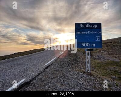 Nordkapp, Troms und Finnmark, Norwegen. 2 Jan, 2020. Der Eingang zum Nordkapp Besucherzentrum vor der Midnattsol (Midnight Sun) Credit: Sachelle Babbar/ZUMA Draht/Alamy leben Nachrichten Stockfoto