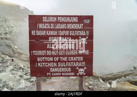 Das Schild Warnung alle Besucher weg von den giftigen Schwefel mine unten zu bleiben. Ijen Vulkan, Ost Java, Indonesien. 13/12/19. Stockfoto