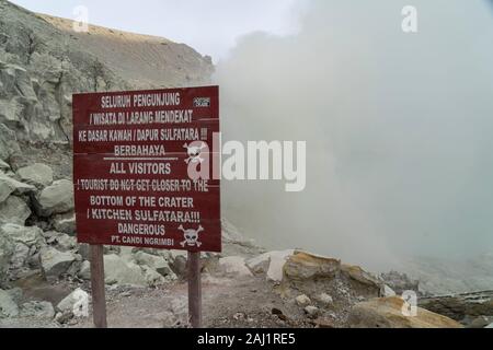 Das Schild Warnung alle Besucher weg von den giftigen Schwefel mine unten zu bleiben. Ijen Vulkan, Ost Java, Indonesien. 13/12/19. Stockfoto