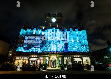 Edinburgh, Großbritannien. Mi 1. Januar 2020. Die Premiere von "Nachricht vom Himmel: Küstenlinien", eine Sammlung von Briefen nach Schottland zu unseren Beziehungen mit unseren Meeren, Gewässer und Küsten und unsere maritime Erbe widerspiegelt. Diese Projektion ist "das Meer", der findet auf der Malmaison Hotel in Leith und Funktionen der Schriftsteller Irvine Welsh, Musik von Steve Mac, artist Norman Harman und Projektionen durch doppelte Projektionen. In "Das Meer", Irvine Welsh erzählt bestimmten Lektionen und Inspirationen, die er erhielt, als Junge von einem sehr gut reiste Sailor er aufwachsen in Leith. Stockfoto