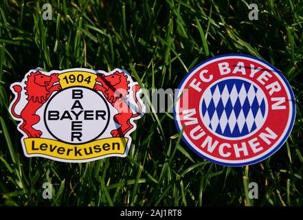 September 6, 2019, München, Deutschland. Embleme des Deutschen Fußball-Vereine Bayer Leverkusen und Bayern München auf dem grünen Rasen Stockfoto