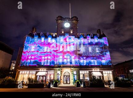 Edinburgh, Großbritannien. Mi 1. Januar 2020. Die Premiere von "Nachricht vom Himmel: Küstenlinien", eine Sammlung von Briefen nach Schottland zu unseren Beziehungen mit unseren Meeren, Gewässer und Küsten und unsere maritime Erbe widerspiegelt. Diese Projektion ist "das Meer", der findet auf der Malmaison Hotel in Leith und Funktionen der Schriftsteller Irvine Welsh, Musik von Steve Mac, artist Norman Harman und Projektionen durch doppelte Projektionen. In "Das Meer", Irvine Welsh erzählt bestimmten Lektionen und Inspirationen, die er erhielt, als Junge von einem sehr gut reiste Sailor er aufwachsen in Leith. Stockfoto