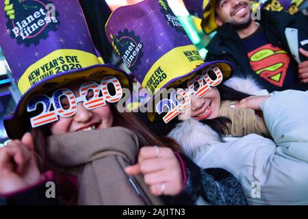 Silvester Nachtschwärmer während der Silvesterfeier am Times Square das neue Jahr 2020 am 31. Dezember 2019 in New York City gesehen werden. Stockfoto