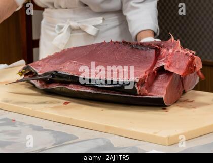 Der Küchenchef bereitet Thunfisch-sashimi Stockfoto
