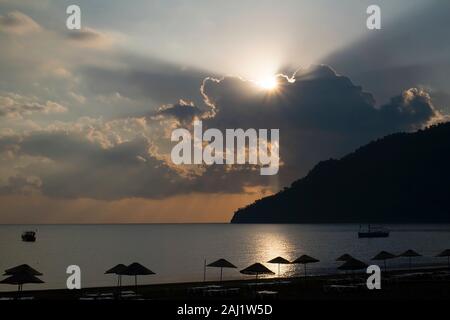 Sonnenuntergang am Strand von Adrasan, Provinz Antalya in der Türkei. Sonnenstrahlen waren perfekt, wenn die Sonne versteckt sich hinter Wolken. Stockfoto