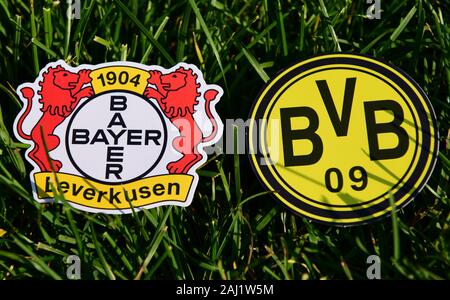 September 6, 2019, München, Deutschland. Embleme des Deutschen Fußball-Vereine Bayer Leverkusen und Borussia Dortmund auf dem grünen Rasen Stockfoto