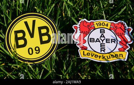 September 6, 2019, München, Deutschland. Embleme des Deutschen Fußball-Vereine Bayer Leverkusen und Borussia Dortmund auf dem grünen Rasen Stockfoto
