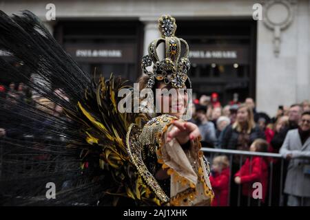 London, Großbritannien. 01 Jan, 2020. Eine Tänzerin aus London Schule von Samba nimmt Teil während der Parade. Das 34. Jahr der Tag der Londoner New Year's Parade beginnt am ersten Tag des Jahres 2020 mit tausenden von Künstlern aus der ganzen Welt. Als einer der größten Straße spektakuläre der Welt, jedes Jahr, Tänzer, Akrobaten, Cheerleader, Marching Bands, historische Fahrzeuge und mehr Zusammenbauen im Herzen der Hauptstadt für eine bunte Feier. Credit: SOPA Images Limited/Alamy leben Nachrichten Stockfoto