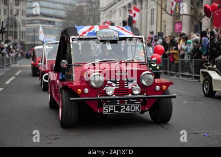 London, Großbritannien. 01 Jan, 2020. Red Sport Auto fährt durch die Parade. Das 34. Jahr der Tag der Londoner New Year's Parade beginnt am ersten Tag des Jahres 2020 mit tausenden von Künstlern aus der ganzen Welt. Als einer der größten Straße spektakuläre der Welt, jedes Jahr, Tänzer, Akrobaten, Cheerleader, Marching Bands, historische Fahrzeuge und mehr Zusammenbauen im Herzen der Hauptstadt für eine bunte Feier. Credit: SOPA Images Limited/Alamy leben Nachrichten Stockfoto