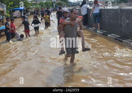 Jakarta, Indonesien. 02 Jan, 2020. Bewohner durch eine überflutete Fläche in Kampung Melayu Furt, Ostjakarta. Schwere Überschwemmungen Hauptstadt Indonesiens seit über einem Jahrzehnt töten mindestens 30 Menschen mit fast 36.000 Menschen vertrieben, Disaster Agentur des Landes berichtet. Credit: SOPA Images Limited/Alamy leben Nachrichten Stockfoto
