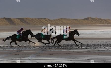 Ballyheigue, Irland - 1. Januar 2020: Pferderennen am Strand von Ballyheigue an der Westküste der Grafschaft Kerry am Tag der neuen Jahre Stockfoto