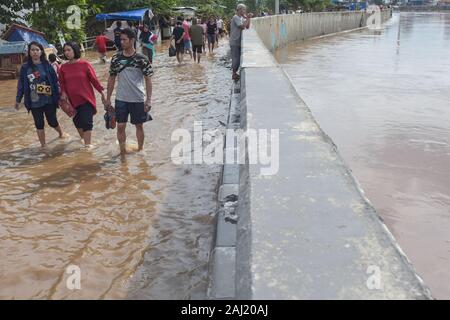 Jakarta, Indonesien. 02 Jan, 2020. Bewohner durch eine überflutete Fläche in Kampung Melayu Furt, Ostjakarta. Schwere Überschwemmungen Hauptstadt Indonesiens seit über einem Jahrzehnt töten mindestens 30 Menschen mit fast 36.000 Menschen vertrieben, Disaster Agentur des Landes berichtet. Credit: SOPA Images Limited/Alamy leben Nachrichten Stockfoto