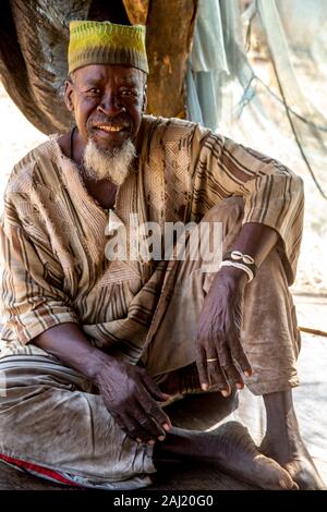 Batammariba Mann in einem koutammakou Dorf im Norden von Togo, Westafrika, Afrika Stockfoto