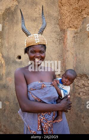 Batammariba Mutter in einem koutammakou Dorf im Norden von Togo, Westafrika, Afrika Stockfoto