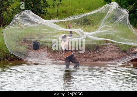 Afrikanische Fischer werfen Net in den Fluss in traditioneller Art, Aneho, Togo, Westafrika, Afrika Stockfoto